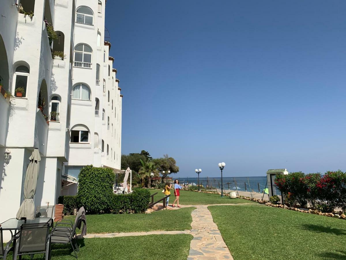 Апартаменты Apartament Aguamarina On The Beach Front Михас-Коста Экстерьер фото