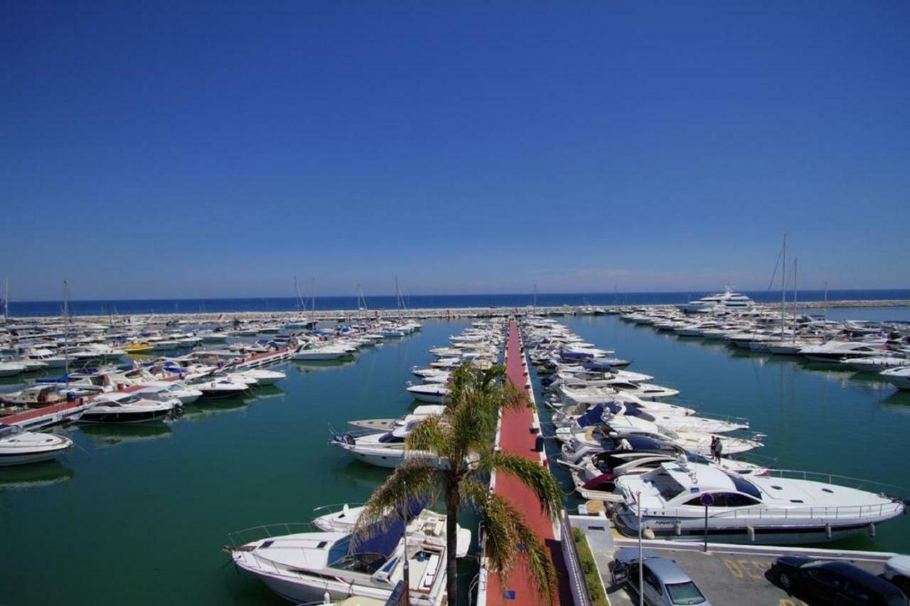Апартаменты Apartament Aguamarina On The Beach Front Михас-Коста Экстерьер фото